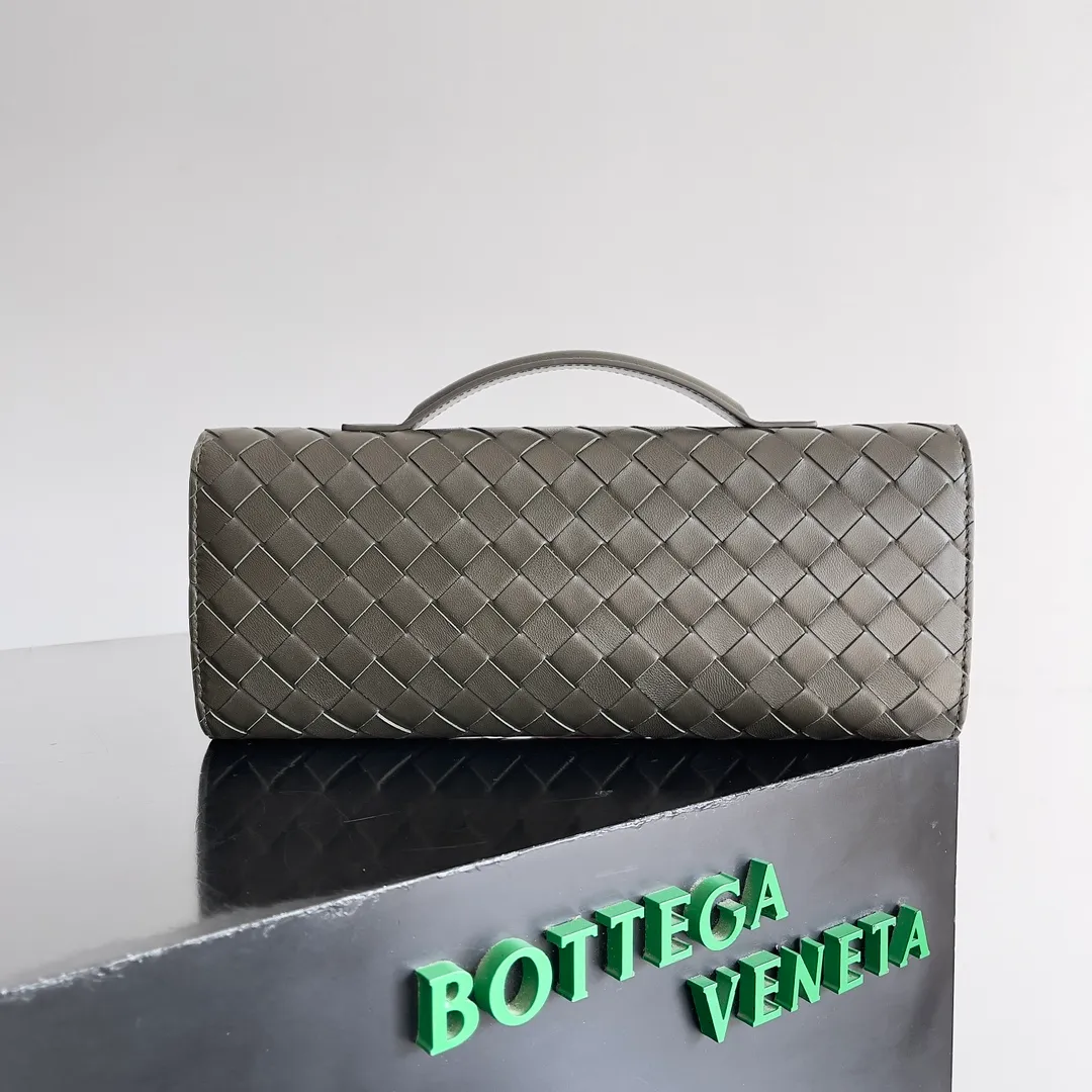The batch of 1360 BV Andiamo evening handbags has been heavily planted again~ The designer aesthetics in the era of economic downturn are back. I fall in love with it at first sight and can't put it down. It's so beautiful and full of aura. The shape and texture are very competitive. It's light in weight and has sufficient capacity. It's a must-have for fashionistas. It's suitable for many occasions, minimalist, high-end and light luxury. Model No.: 741511 Size: 31*13*3cm